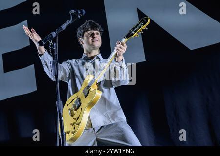 Glasgow, Großbritannien. Dezember 2024. Ezra Koenig von Vampire Weekend tritt während des Konzerts auf. Vampire Weekend startete ihre neue Album-Tour ìOnly God Was Above Usì am größten Veranstaltungsort Glasgowís OVO Hydro. Vampire Weekend ist eine US-amerikanische Rockband, die 2006 in New York City gegründet wurde. (Foto: Stuart Westwood/SOPA Images/SIPA USA) Credit: SIPA USA/Alamy Live News Stockfoto