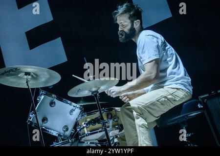 Glasgow, Großbritannien. Dezember 2024. Chris Tomson von Vampire Weekend tritt während des Konzerts auf. Vampire Weekend startete ihre neue Album-Tour ìOnly God Was Above Usì am größten Veranstaltungsort Glasgowís OVO Hydro. Vampire Weekend ist eine US-amerikanische Rockband, die 2006 in New York City gegründet wurde. (Foto: Stuart Westwood/SOPA Images/SIPA USA) Credit: SIPA USA/Alamy Live News Stockfoto