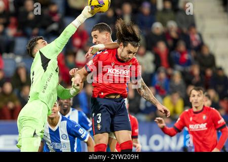 Pamplona, Spanien. Dezember 2024. Antonio Sivera (Torhüter; Deportivo Alavés), Juan Cruz (Verteidiger; CA Osasuna) und Abdelkabir Abqar (Verteidiger; Deportivo Alavés) im Einsatz während des spanischen Fußballspiels der EA, Spiel zwischen CA Osasuna und Deportivo Alavés im Sadar-Stadion. Endergebnis; CA Osasuna 2:2 Deportivo Alavés Credit: SOPA Images Limited/Alamy Live News Stockfoto