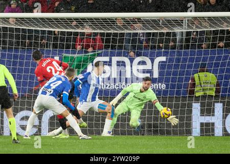 Pamplona, Spanien. Dezember 2024. Antonio Sivera (Torhüter; Deportivo Alavés) und Alejandro Catena (Verteidiger; CA Osasuna) wurden im Sadar-Stadion während des spanischen Fußballspiels der EA im Spiel zwischen CA Osasuna und Deportivo Alavés gesehen. Endergebnis; CA Osasuna 2:2 Deportivo Alavés Credit: SOPA Images Limited/Alamy Live News Stockfoto