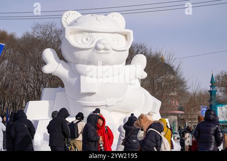 Harbin, China. 7. Dezember 2024. Das 5. Harbin Ice Harvesting Festival beginnt am Nordufer des Songhua River in Harbin, der Hauptstadt der nordöstlichen chinesischen Provinz Heilongjiang, am 7. Dezember 2024. Quelle: Zhao Yuhang/China News Service/Alamy Live News Stockfoto