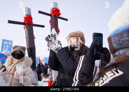 Harbin, China. 7. Dezember 2024. Das 5. Harbin Ice Harvesting Festival beginnt am Nordufer des Songhua River in Harbin, der Hauptstadt der nordöstlichen chinesischen Provinz Heilongjiang, am 7. Dezember 2024. Quelle: Zhao Yuhang/China News Service/Alamy Live News Stockfoto