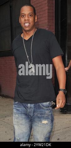 Manhattan, Vereinigte Staaten Von Amerika. Juli 2010. NEW YORK – 14. JULI: Jay-Z verlässt die Industria Studios im West Village am 14. Juli 2010 in New York City. Leute: Jay-Z Credit: Storms Media Group/Alamy Live News Stockfoto