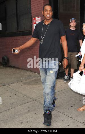 Manhattan, Vereinigte Staaten Von Amerika. Juli 2010. NEW YORK – 14. JULI: Jay-Z verlässt die Industria Studios im West Village am 14. Juli 2010 in New York City. Leute: Jay-Z Credit: Storms Media Group/Alamy Live News Stockfoto