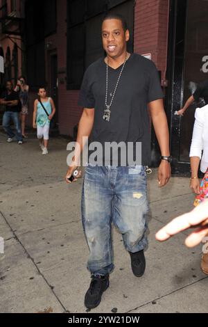 Manhattan, Vereinigte Staaten Von Amerika. Juli 2010. NEW YORK – 14. JULI: Jay-Z verlässt die Industria Studios im West Village am 14. Juli 2010 in New York City. Leute: Jay-Z Credit: Storms Media Group/Alamy Live News Stockfoto