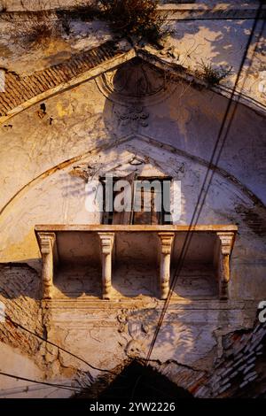 Das Gebäude im Bogenstil mit gebrochenem Fenster in Lucknow City in Uttar Pradesh, Indien. Stockfoto