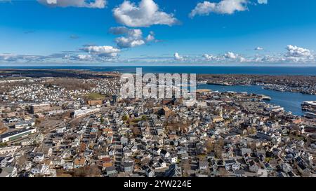 Gloucester, MA, USA - 29. November 2024: Herbstluftfahrt, Drohne, Foto der Stadt Gloucester, Massachusetts, MA, USA. Stockfoto