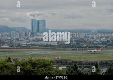 Blick auf den Flughafen Jeju vom Dodubong Peak, Jeju City, Jeju Island, Südkorea Stockfoto