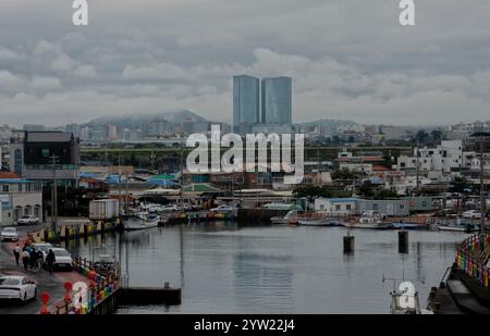 Blick auf den Jeju Dream Tower vom Dodubong Peak, Jeju City, Jeju Island, Südkorea Stockfoto