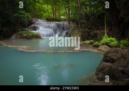 Der Erawan Wasserfall gilt weithin als einer der schönsten in Kanchanaburi, Thailand im Erawan Nationalpark. Stockfoto