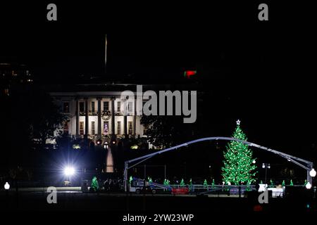 Washington, Usa. Dezember 2024. Der National Christmas Tree und das Weiße Haus werden am 8. Dezember 2024 in Washington, DC, gesehen (Foto: Samuel Corum/SIPA USA) Stockfoto