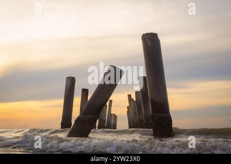 Der Cha-am Strand ist berühmt für viele alte Schiefer Zementsäulen des Piers, der sich in Cha-am Strand Phetchaburi Thailand befindet Stockfoto