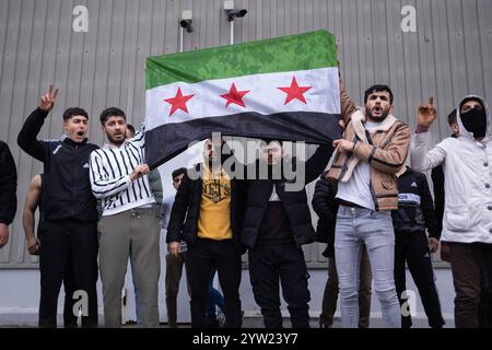 Izmir, Türkei. Dezember 2024. Eine Gruppe von Syrern, die in Izmir leben, feiert mit einer Flagge der syrischen Nationalarmee. Der Sturz der Regierung von Baschar al-Assad mit dem Einzug von Hayat Tahrir al-Sham nach Damaskus hat Millionen syrischer Flüchtlinge, die in der Türkei leben, auf die Straße gebracht. Die in Izmir lebenden Syrer gingen auf die Straße und zeigten ihre Freude. Quelle: SOPA Images Limited/Alamy Live News Stockfoto