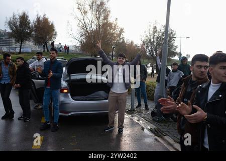 Izmir, Türkei. Dezember 2024. Ein syrischer Jugendlicher macht ein Siegeszeichen. Der Sturz der Regierung von Baschar al-Assad mit dem Einzug von Hayat Tahrir al-Sham nach Damaskus hat Millionen syrischer Flüchtlinge, die in der Türkei leben, auf die Straße gebracht. Die in Izmir lebenden Syrer gingen auf die Straße und zeigten ihre Freude. Quelle: SOPA Images Limited/Alamy Live News Stockfoto