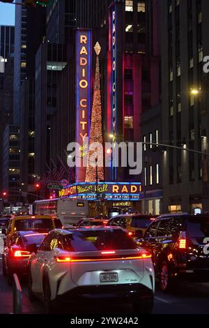 Ein Blick auf die Radio City Music Hall Weihnachtsbeleuchtung am 8. Dezember 2024 in New York City. Stockfoto