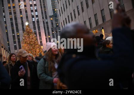 Am 8. Dezember 2024 laufen die Leute in New York City am Rockefeller Center Christmas Tree vorbei. Stockfoto