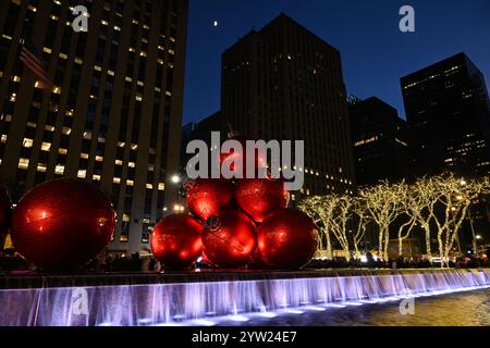 Riesige rote Weihnachtsdekorationen vor dem 1251 Sixth Avenue Gebäude (Exxon Building) am 8. Dezember 2024 in New York City. Stockfoto