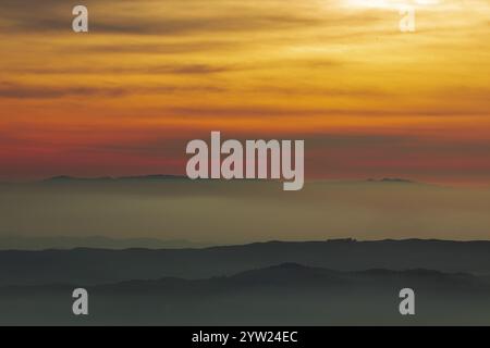 Nebel geschichteter Sonnenuntergang über dem Briones Regional Park über Mt. Diablo in Contra Costa County, Kalifornien. Stockfoto