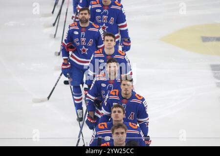 Sankt Petersburg, Russland. Dezember 2024. Spieler des SKA Hockey Clubs, die während des Hockeyspiels, der Kontinental Hockey League 2024/2025, zwischen SKA St. Petersburg und Barys Kasachstan im Eissportpalast gesehen wurden. (Endpunktzahl; SKA St. Petersburg 1:0 Barys Kasachstan) Credit: SOPA Images Limited/Alamy Live News Stockfoto