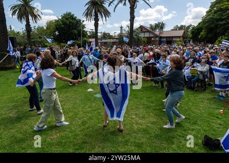 Demonstranten halten Schilder und schwenken israelische Fahnen, während andere während einer Demonstration in der Nähe der verbrannten Adass Israel Synagoge tanzen und Gerechtigkeit und Einheit in Melbourne fordern. Die jüdische Gemeinde in Melbourne versammelte sich zu einer Kundgebung in der Nähe der Adass Israel Synagoge in Ripponlea nach einem angeblichen Brandanschlag auf das Gebäude durch schwarz gekleidete Männer Anfang dieser Woche. Die Demonstration verurteilte den Antisemitismus und forderte Gerechtigkeit, wobei die Teilnehmer die Bedeutung von Einheit und Toleranz unterstrichen haben. Die Synagogenführer bezeichneten das Gebäude als Eckpfeiler des jüdischen Lebens in der Gegend und verurteilten es aufs Schärfste Stockfoto