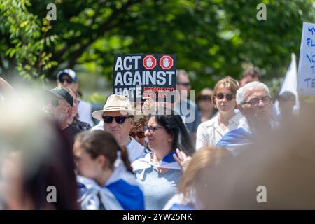 Während einer Demonstration in der Nähe der verbrannten Adass Israel-Synagoge halten Demonstranten Schilder und schwenken israelische Fahnen, die Gerechtigkeit und Einheit in Melbourne fordern. Die jüdische Gemeinde in Melbourne versammelte sich zu einer Kundgebung in der Nähe der Adass Israel Synagoge in Ripponlea nach einem angeblichen Brandanschlag auf das Gebäude durch schwarz gekleidete Männer Anfang dieser Woche. Die Demonstration verurteilte den Antisemitismus und forderte Gerechtigkeit, wobei die Teilnehmer die Bedeutung von Einheit und Toleranz unterstrichen haben. Die Führer der Synagoge, die das Gebäude als einen Eckpfeiler des jüdischen Lebens in der Gegend bezeichneten, verurteilten den Angriff und u aufs Schärfste Stockfoto