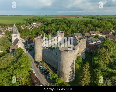 Blick aus der Vogelperspektive auf Yevre le chatel, eine mittelalterliche Burg in Frankreich mit einer Vorburg, die von vier runden Türmen umgeben ist Stockfoto