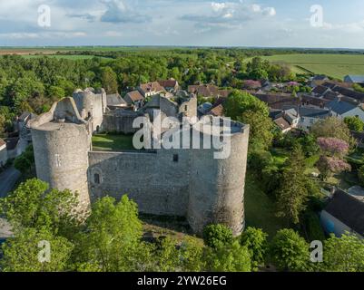 Blick aus der Vogelperspektive auf Yevre le chatel, eine mittelalterliche Burg in Frankreich mit einer Vorburg, die von vier runden Türmen umgeben ist Stockfoto