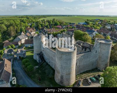 Blick aus der Vogelperspektive auf Yevre le chatel, eine mittelalterliche Burg in Frankreich mit einer Vorburg, die von vier runden Türmen umgeben ist Stockfoto