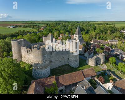 Blick aus der Vogelperspektive auf Yevre le chatel, eine mittelalterliche Burg in Frankreich mit einer Vorburg, die von vier runden Türmen umgeben ist Stockfoto