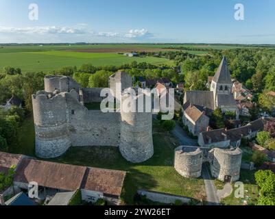 Blick aus der Vogelperspektive auf Yevre le chatel, eine mittelalterliche Burg in Frankreich mit einer Vorburg, die von vier runden Türmen umgeben ist Stockfoto