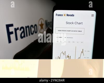 Deutschland. Juli 2024. In dieser Fotoabbildung hält eine Person ein Handy mit der Webseite des kanadischen Goldstreamingunternehmens Franco-Nevada Corporation mit Logo. (Credit Image: © Timon Schneider/SOPA Images via ZUMA Press Wire) NUR REDAKTIONELLE VERWENDUNG! Nicht für kommerzielle ZWECKE! Stockfoto