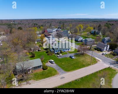 Historische Wohnhäuser aus der Vogelperspektive auf der Main Street im historischen Stadtzentrum von Mendon, Massachusetts MA, USA. Stockfoto