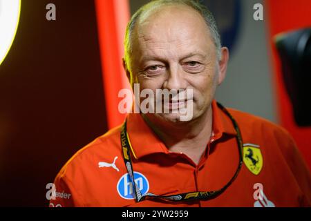 Abu Dhabi, Vereinigte Arabische Emirate. Dezember 2024. Frederic Vasseur, Teamchef von Scuderia Ferrari, wird nach dem Qualifying des Abu Dhabi F1 Grand Prix am 7. Dezember 2024 auf dem Yas Marina Circuit in Abu Dhabi, Vereinigte Arabische Emirate, im Fahrerlager gesehen. Quelle: SOPA Images Limited/Alamy Live News Stockfoto