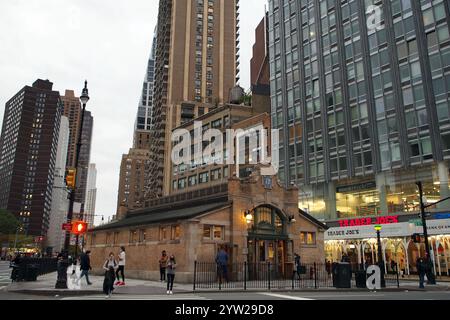 U-Bahn-Station 72nd Street, Eingangspavillon, Blick am frühen Abend, New York, NY, USA Stockfoto