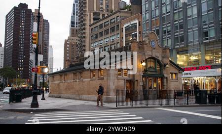 U-Bahn-Station 72nd Street, Eingangspavillon, Blick am frühen Abend, New York, NY, USA Stockfoto