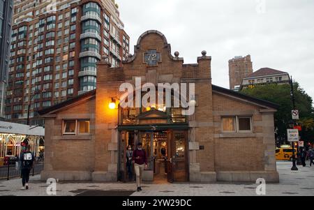 U-Bahn-Station 72nd Street, Eingangspavillon, Blick am frühen Abend, New York, NY, USA Stockfoto