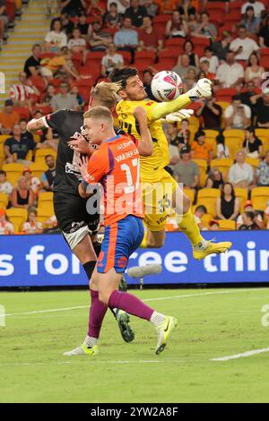 Brisbane, Australien. Dezember 2024. Brisbane, Australien, 6. Dezember 2024: Patrick Beach (33 Melbourne City) schlägt den Ball mit Harry Van der Saag (17 Brisbane) und Nathaniel Atkinson (13 Melbourne City), die während der Isuzu Ute Ein Ligaspiels zwischen Brisbane Roar und Melbourne City FC im Suncorp Stadium in Brisbane, Australien Matthew Starling (Promediapix/SPP) Credit: SPP Sport Press Photo. /Alamy Live News Stockfoto