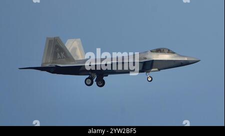 Die USAF F-22 der 525th Expeditionary Fighter Squadron aus der Joint Base Elmendorf-Richardson wurde auf der Kadena Air Base als Hauptstützpunkt eingesetzt. Stockfoto