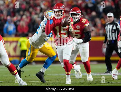 Kansas City, Usa. Dezember 2024. Der Linebacker Khalil Mack von Los Angeles Chargers (52) übt Druck auf den Quarterback der Kansas City Chiefs Patrick Mahomes (15) aus, während des 1. Quartals des Sunday Night Football im Arrowhead Stadium in Kansas City, Missouri am Sonntag, den 8. Dezember 2024. Foto: Jon Robichaud/UPI Credit: UPI/Alamy Live News Stockfoto