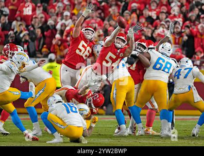 Kansas City, Usa. Dezember 2024. Der Linebacker Leo Chenal (54) und George Karlaftis () der Kansas City Chiefs (56) stehen kurz davor, ein Field Goal durch den Los Angeles Chargers Place Kicker Cameron Dicker (11) während des Sunday Night Football im Arrowhead Stadium in Kansas City, Missouri am Sonntag, den 8. Dezember 2024 zu blockieren. Foto: Jon Robichaud/UPI Credit: UPI/Alamy Live News Stockfoto