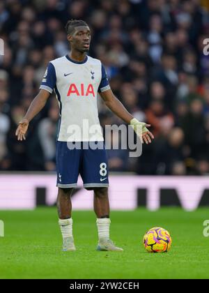 London, Großbritannien. Dezember 2024. London, England - 1. Dezember 2024: Tottenham Hotspur's Yves Bissouma während des Spiels der Premier League 2024/25 zwischen Tottenham Hotspur FC und Fulham FC im Tottenham Hotspur Stadium am 1. Dezember 2024 in London. (Foto: David Horton/SPP) (David Horton/SPP) Credit: SPP Sport Press Photo. /Alamy Live News Stockfoto