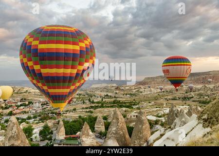Heißluftballons fliegen über den Goreme Historical National Park Stockfoto