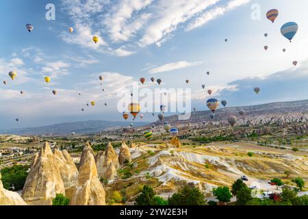 Heißluftballons fliegen über den Goreme Historical National Park Stockfoto