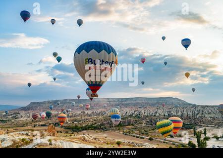 Heißluftballons fliegen über den Goreme Historical National Park Stockfoto