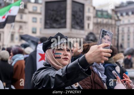 London, Großbritannien. Dezember 2024. Die Menschen versammelten sich auf dem Trafalgar Square in London, um Bashar al-Assads Abschiebung aus Syrien zu feiern. Credit: Aubrey Fagon/Alamy Live News Stockfoto