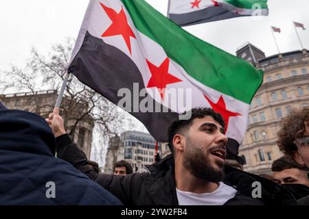 London, Großbritannien. Dezember 2024. Die Menschen versammelten sich auf dem Trafalgar Square in London, um Bashar al-Assads Abschiebung aus Syrien zu feiern. Credit: Aubrey Fagon/Alamy Live News Stockfoto