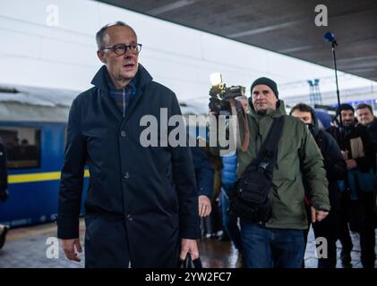 Kiew, Ukraine. Dezember 2024. Friedrich Merz (l), Bundeskanzlerkandidat und CDU-Bundesvorsitzender, trifft am Bahnhof Kiew ein. Merz bleibt einen Tag in der ukrainischen Hauptstadt. Quelle: Michael Kappeler/dpa/Alamy Live News Stockfoto