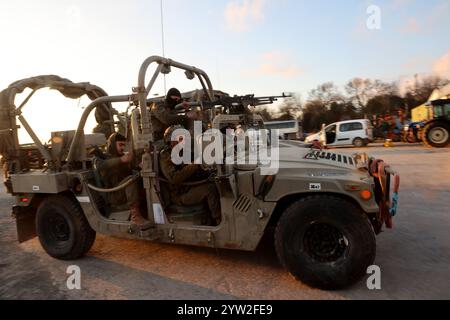 Golanhöhen. Dezember 2024. Dieses Foto vom 8. Dezember 2024 zeigt israelische Truppen auf den israelisch besetzten Golanhöhen. Die israelischen Verteidigungskräfte (IDF) gaben am Sonntag bekannt, dass ihre Truppen nach dem Zusammenbruch der Regierung Baschar al-Assads in die Pufferzone zwischen Israel und Syrien eingetreten sind. Quelle: Gil Cohen Magen/Xinhua/Alamy Live News Stockfoto