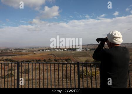 Golanhöhen. Dezember 2024. Ein Mann betrachtet die Regionen Syriens auf den israelisch besetzten Golanhöhen, 8. Dezember 2024. Die israelischen Verteidigungskräfte (IDF) gaben am Sonntag bekannt, dass ihre Truppen nach dem Zusammenbruch der Regierung Baschar al-Assads in die Pufferzone zwischen Israel und Syrien eingetreten sind. Quelle: Gil Cohen Magen/Xinhua/Alamy Live News Stockfoto