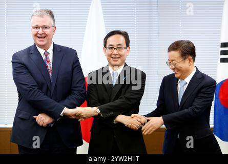 Tokio, Japan. Dezember 2024. (L-R) der stellvertretende Staatssekretär der USA für ostasiatische und pazifische Angelegenheiten, Daniel Kritenbrink, der Generaldirektor für asiatische und ozeanische Angelegenheiten, Hiroyuki Namazu, und der stellvertretende Minister für Strategie und Nachrichtendienst Südkoreas, Cho Koo-rae, schließen sich zu Beginn ihrer Sitzung im japanischen Außenministerium am 9. Dezember 2024 in Tokio, Japan, an. Das japanische Außenministerium sagte, dass die drei Parteien eine enge Abstimmung über die jüngste Situation in Bezug auf Nordkorea bekräftigen werden. (Credit Image: © POOL via ZUMA Press Wire) NUR REDAKTIONELLE VERWENDUNG! Nicht für Stockfoto